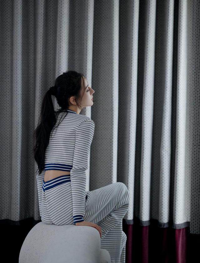 迪丽热巴背影的照片（迪丽热巴背影的照片侧脸）