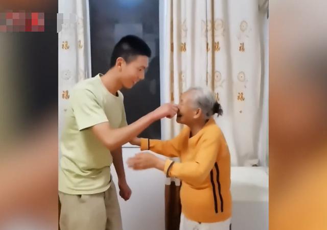 四川一兵哥哥探亲假悄悄归家，奶奶见到后惊喜万分，爸爸：我就是多余的