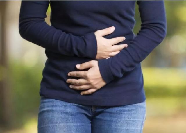 晨起后，嘴巴发苦发臭是什么情况？医生：可能和3个部位有关