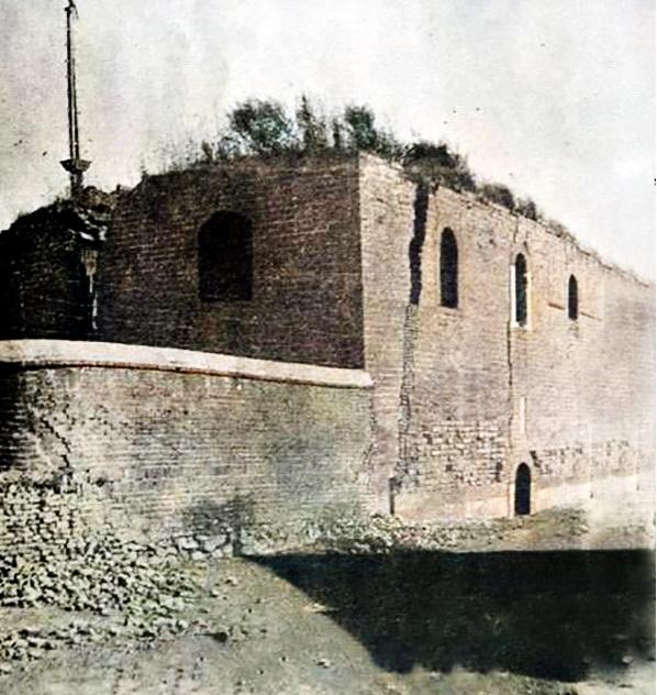 镜头下的老照片:辽宁铁岭,鼓楼高耸,日本孩子的嚣张让人忍俊不禁.