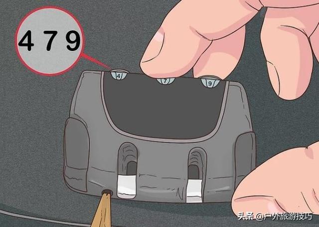 行李箱复位孔在哪图（修改挂锁上的密码）
