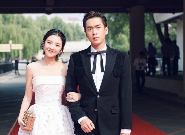 唐艺昕孕肚:张若昀带唐艺昕外出，唐艺昕肚大如萝行动不便，丈夫抚摸孕肚太甜