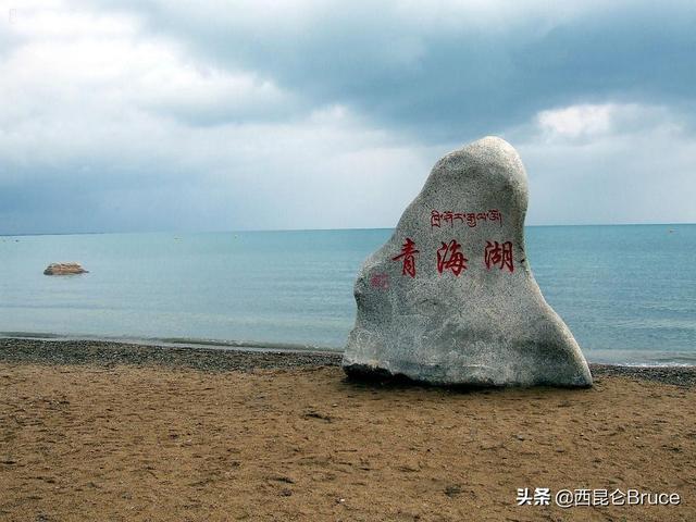 预示着什么呢？青海湖出现龙吸水，湖水被龙卷风带入空中