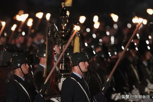 德国国防军再次举行“火炬游行仪式”：这原本就是德军历史传统