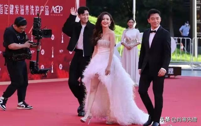这届红毯，丑出了新高度，杨颖选择了一件很多人穿过的礼服