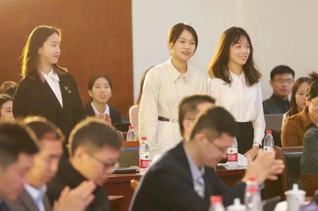 全网热议！5名女大学生将苹果公司告上法庭，相关词条冲上热搜第一！