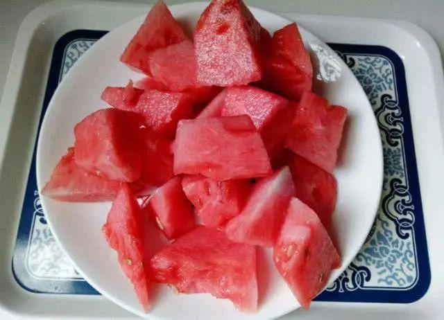 越吃越胖的四种水果，年轻人拿来当零食，不到半年就胖了