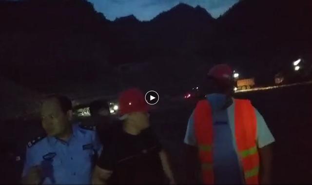 河道施工民警阻止冲突遭十多人围攻受伤倒地，知情者称被从脑后打昏，对方戴口罩头盔，有视频为证