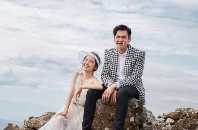 唐艺昕孕肚:唐艺昕挺超大孕肚出街，与前几日游泳照判若两人，被疑为双胞胎？