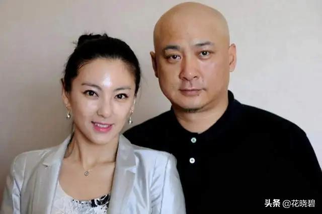 李柄熹为张雨绮在沙漠放烟花，贴心捂住耳朵，女友感动的眼眶湿润