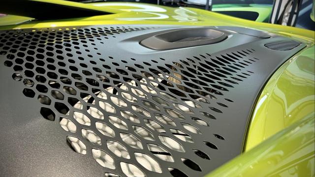 迈凯伦新车选择了V6+混动，究竟是进化还是退化？