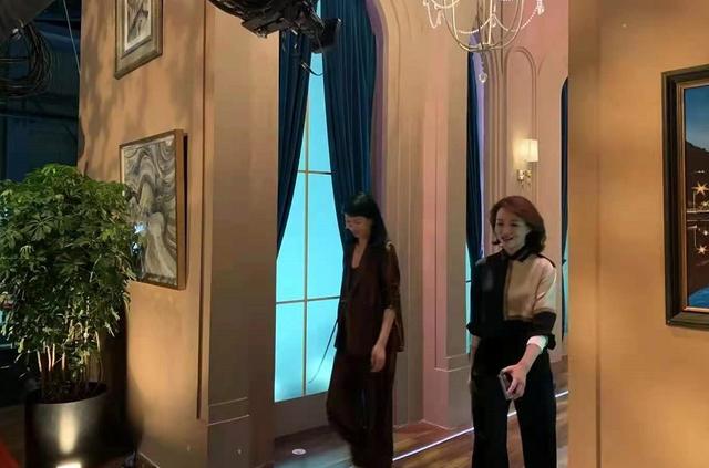 央视一姐董卿高调现身！新发型温柔感藏不住哪像快50，随便拍都美