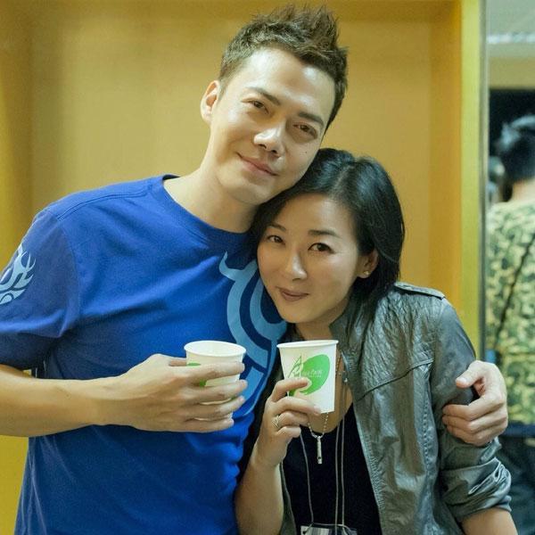 谢天华的妻子原来长这样,没有明星的脸蛋与身材,却带着气质  第4张