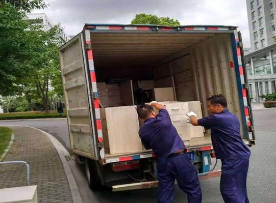 3岁宝宝半夜惊醒，手指向窗外哇哇大哭，次日全家连夜搬走