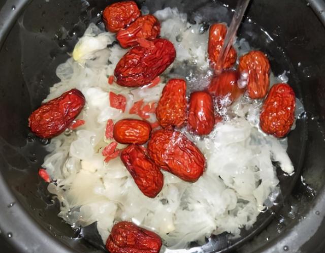 炖银耳汤的银耳需要泡发多久（煮银耳时不要只会泡发）(5)