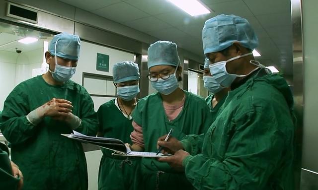 生门：33岁产妇拼命生三胎，全身换血4次，只想为丈夫诞下一子