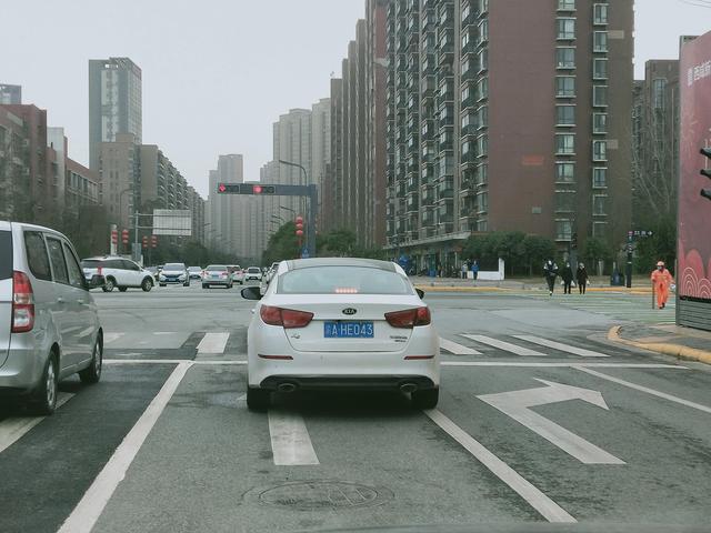 摩托车街车和跑车巡航车的区别（城市道路的小汽车与摩托车之争）(9)