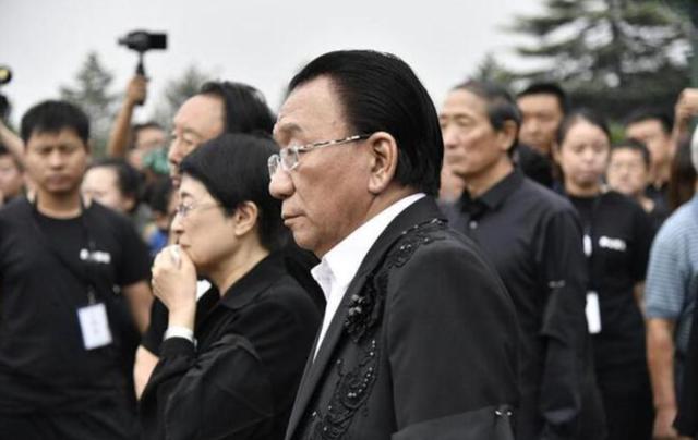 常宝华的徒弟:常宝华的葬礼上，牛群缺席侯耀华带头鼓掌，这对师兄弟有何恩怨？