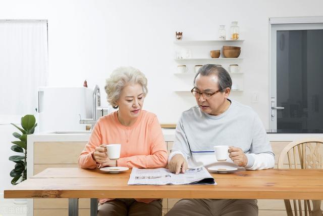 老年人要想不生病，医生建议补充这四种营养素，别单单只吃钙片