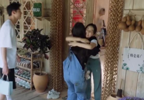 张子枫欧阳娜娜友情:谁说张子枫不喜欢欧阳娜娜，看了两人合体大片，真假友情肉眼可见