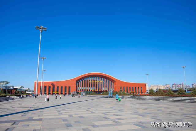 哈尔滨西站立面设计通过富于节奏和变化的竖向划分表现出变化的韵律感