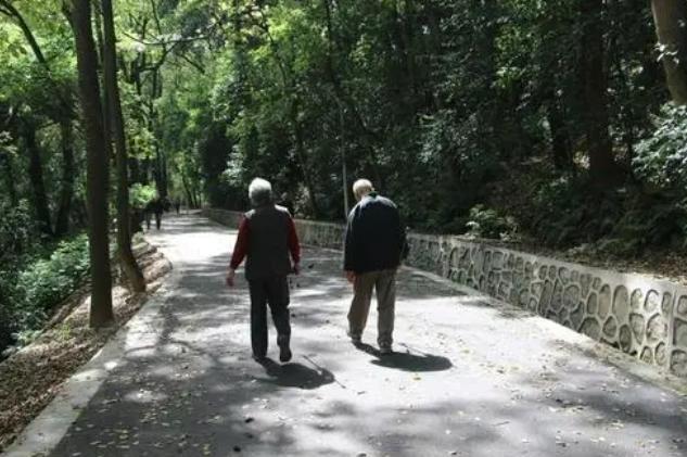 多走路有助于长寿？提醒：过了50岁，做好4件事，或比走路有效果