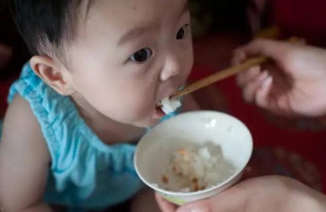 宝宝长大了奶粉该怎么喝？建议“该断就断”，既省钱又对娃身体好