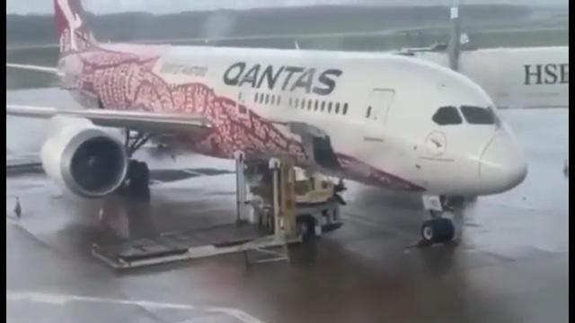 突发！龙卷风横扫布里斯班机场，澳航787客机严重受损