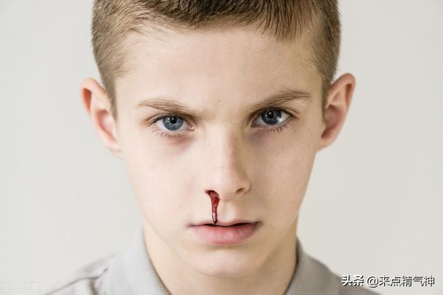 为什么左鼻孔流血要在右脚心贴蒜呢？中医妙法