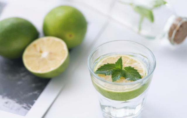 白天喝柠檬水会长斑吗 柠檬泡一晚上第二天还能喝吗