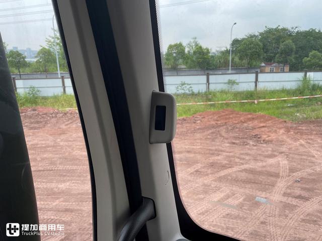 拉砂石料自卸车