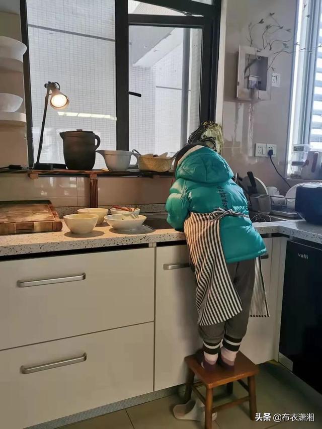 幼儿园接种新冠疫苗，女生大多坚强，男生却哭一大片，这是为啥？