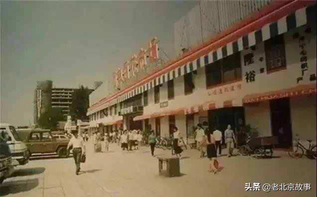 班尼路专卖店