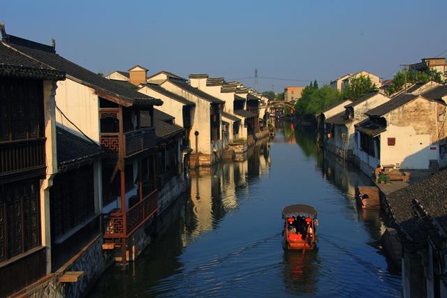 舟山群島東沙古鎮,百年漁港,始於唐代,是橫街的百年魚市.