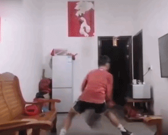 庫里獨臂少年照（13歲獨臂籃球少年一夜爆紅，58萬粉絲點贊：要么努力，要么放棄）