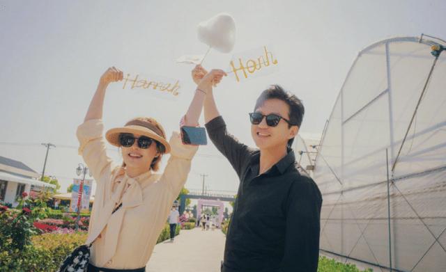 孙俪接儿女放学，戴贝雷帽穿搭时尚，等等高冷小花蹦蹦跳跳很活泼