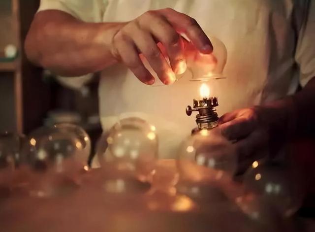 拔火罐时，后背吸出来的瘀血，真的是毒素吗？医生告诉你实话