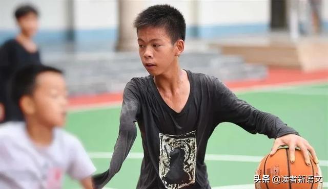 庫里獨臂少年照（13歲獨臂籃球少年一夜爆紅，58萬粉絲點贊：要么努力，要么放棄）