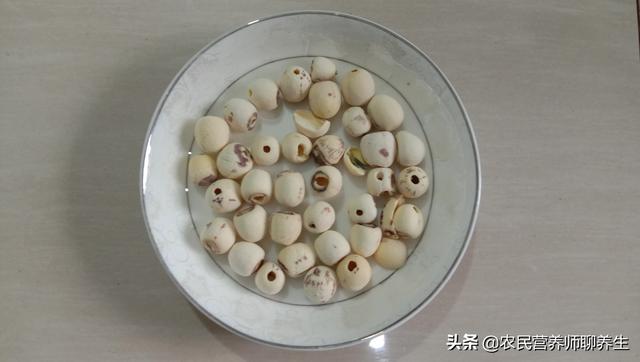 它就是晒干打出来的薏米，用它煮粥健脾祛湿，我也是刚知道的