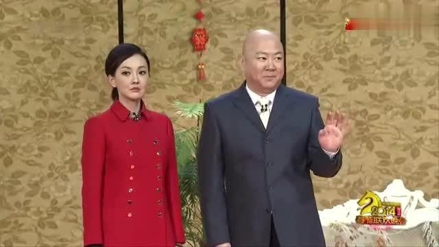 在春晚的舞台上,郭冬临的标志就是他的光头,这也成了他的笑点,舞台上