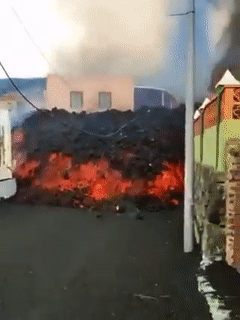 灾难！旅游胜地火山爆发，民宅被吞噬，豪宅泳池变滚锅，7000人撤离，中使馆提醒