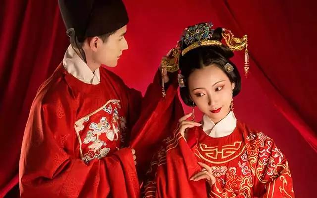 中式婚纱的特色(什么是中国传统婚纱？)(图1)