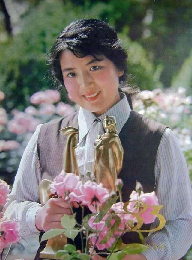 《庐山恋》是改革开放后第一部出现吻戏的电影,女主角张瑜在电影中换