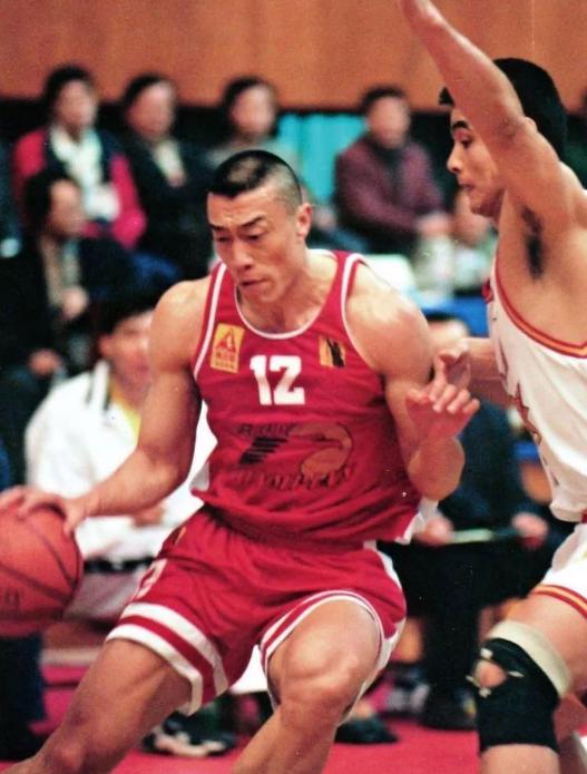 马健是中国nba第一人（他是中国最早进入NBA球员，开创了中美篮球文化，因不满邓肯走红）