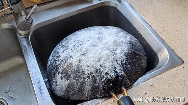 锅烧糊了上面黑的怎么去掉（去除锅底重度的黒垢）
