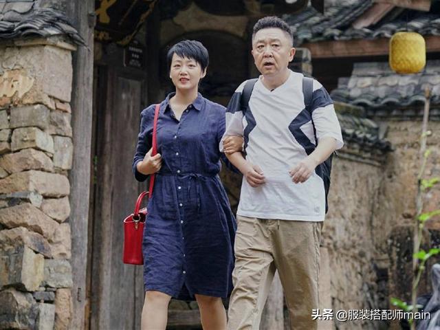 于谦的媳妇:于谦妻子已年过四十，却凭借高颜值和好气质，把基础款穿出高级感