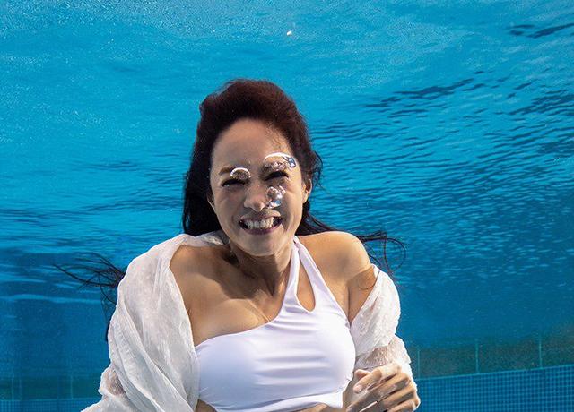 不惧13度的低温 41岁女星怀孕7个月下水拍照 2年前曾流产 天天要闻