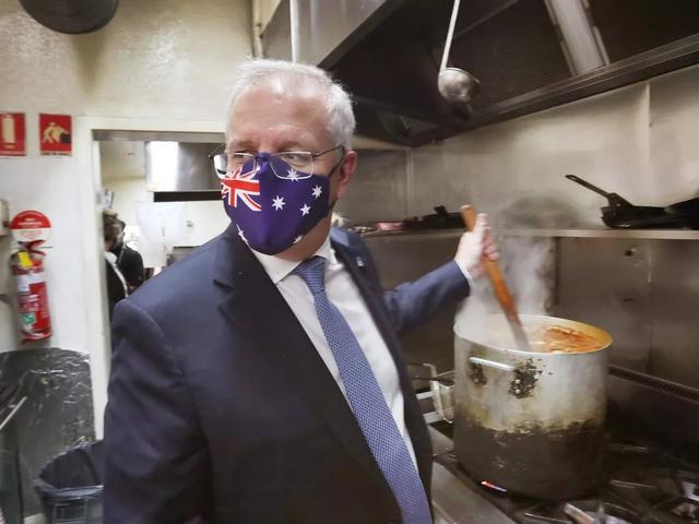 澳洲总理现身华人区学包春卷，吃中餐！还亲自下厨煮咖喱