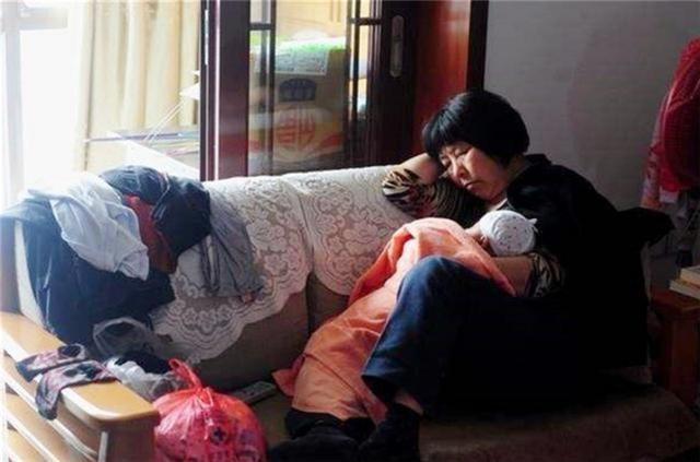 45岁奶奶和45岁妈妈，同样都是带娃，俩孩子差距不是一般的大