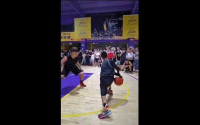 庫里獨臂少年照（13歲獨臂籃球少年一夜爆紅，58萬粉絲點贊：要么努力，要么放棄）